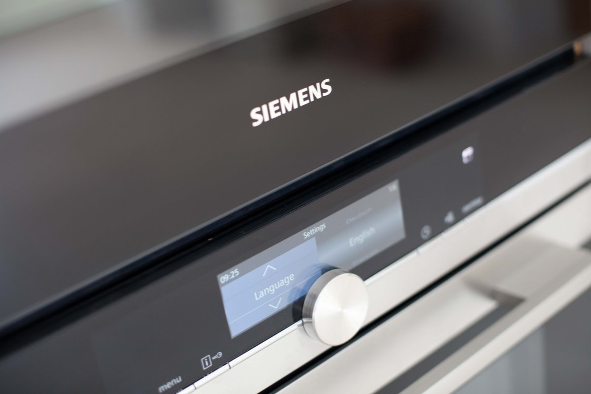 SherwinHall's tweet photo. Switch your oven on whilst you're out doing the Christmas shopping with Siemens Home connect appliances. Available now in all of our fitted kitchens. #sherwinhall https://t.co/OWqrvWXUGZ https://t.co/SZgPlSMX2W