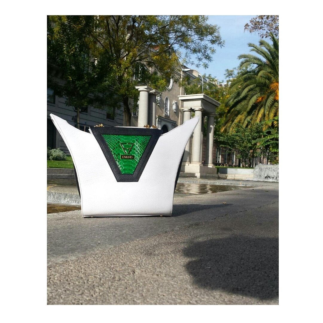 farnisofficial's tweet photo. ¿Quién dijo que el blanco no era para los días de frío? #granmatildafarnis 👜🎆😍

#farnis #luxury #bags #madeinspain #leather #24kgold #fashion #lifestyle #design #exclusive #fashion #modaespañola #luxurybags #brand https://t.co/KjOEpk3geT