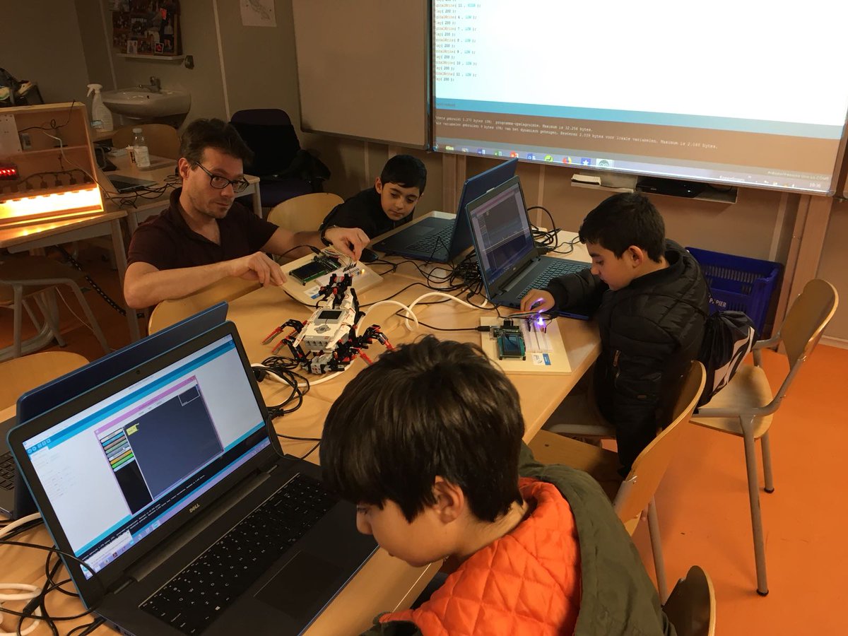 _techniekschool's tweet image. Afgelopen donderdag heeft het @minkemacollege een #openavond gehouden voor de leerlingen uit Utrecht. Roland Hollaar is hier samen met de kinderen aan het #programmeren. Wat pakten ze het snel op! #techniek