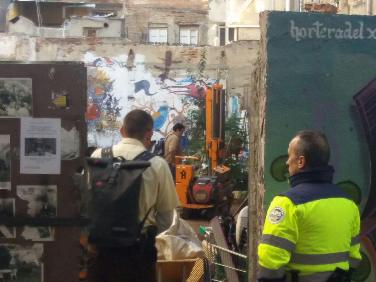 inyaki_ellokal's tweet photo. Estàn desallotjant l'Hort del Xino, la propietat per la força ha entrat, ha destrosst l'espai reconstruit i no deixa entrar a ningú. Volen fer obres. Solidaritat i suport mutu. https://t.co/jNFK0f0U3i