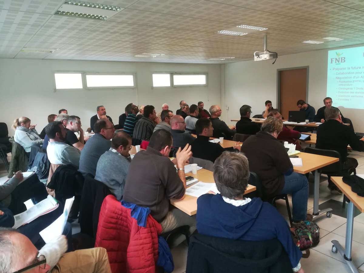 GillesRobillar3's tweet photo. Conseil administration #fdsea89, salle pleine pour aborder les problématiques locales. Tous mobilisés pour défendre nos #agricultures. Débats, échanges, prises de position. #Yonne https://t.co/49BRUhCsjO