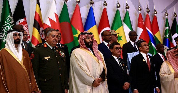 Saudi Crown Prince Mohammed bin Salman (C) poses for a photograph with chiefs of staff and defence ministers of a Saudi-led Islamic military counter terrorism coalition during their meeting in Riyadh on November 27.© Faisal Al Nasser / Reuters