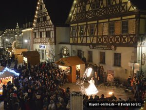 Röttinger Winterzauber 
Zur Eröffnung am Samstag, 2. Dezember präsentiert das Frauen-Duo „Mystique“ eine faszinierende Feuershow um 18 Uhr. An den Sonntagen können Besucher erstmals Folk-Musik lauschen. Die „Black Velvet Band“, welche bereits seit 1986 a… ift.tt/2BgQmzY