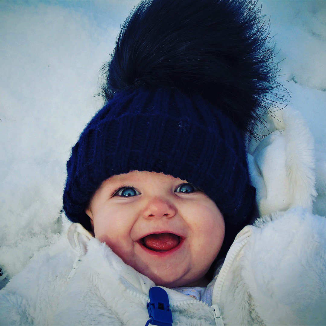 Snow days don’t get cuter than this ❄️ #braemar #babysfirstsnow #blessed