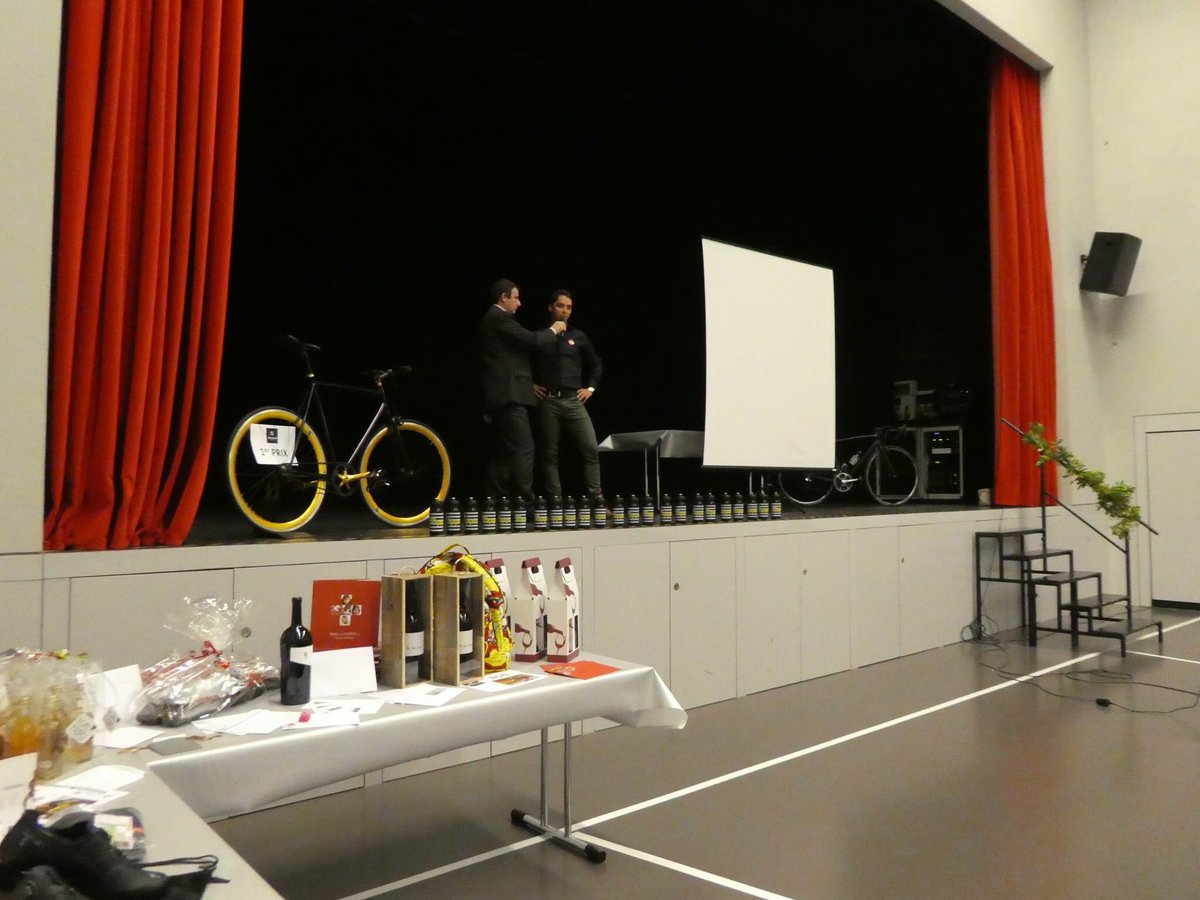 PellaudSimon's tweet photo. Merci aux 140 participants ainsi qu'à tous ceux qui ont œuvré à la réussite de la 1ère soirée de soutien du FCSP! Grâce aux gains de la tombola, CHF 2000.- seront versés en faveur des enfants de la fondation @moipourtoit! Du fond du coeur MERCI 🙏🏻🇨🇭🇨🇴 #DoitDifferent https://t.co/v2Un2VPeO4