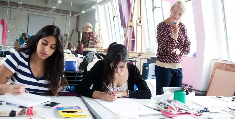 LCFShortCourses's tweet photo. Book now on #FashionPortfolio Preparation (16-18 yr olds) starting 18 Dec. Taught by @SeedsofFashion giving an intro to building your own #portfolio, particularly if you want to continue your studies in #fashion: https://t.co/QQUpWc4ylw #lcf #lcfshortcourses #studyfashion https://t.co/rqG6hrSFxj