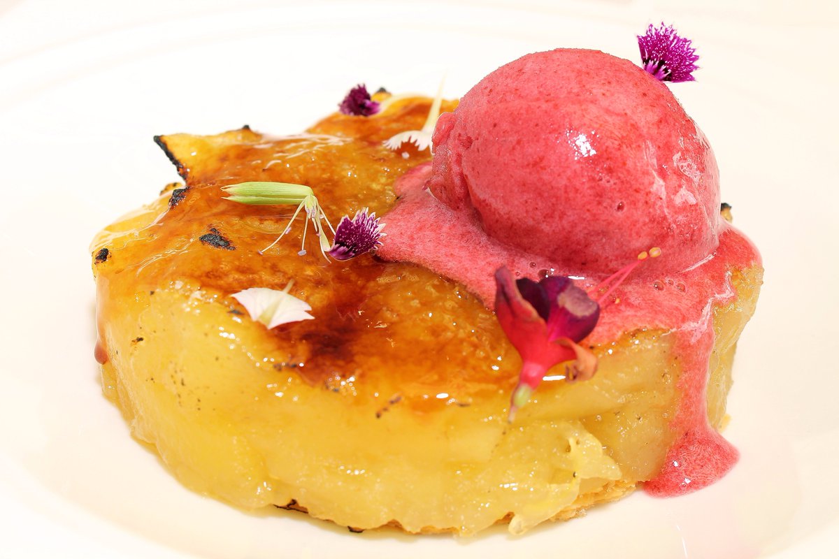 Lunes dulces en <a href="/TabernaGallos/">Taberna Los Gallos</a> con nuestra "Tarta de Manzana con helado" #tarta #delicioso #cake #helado #Apple