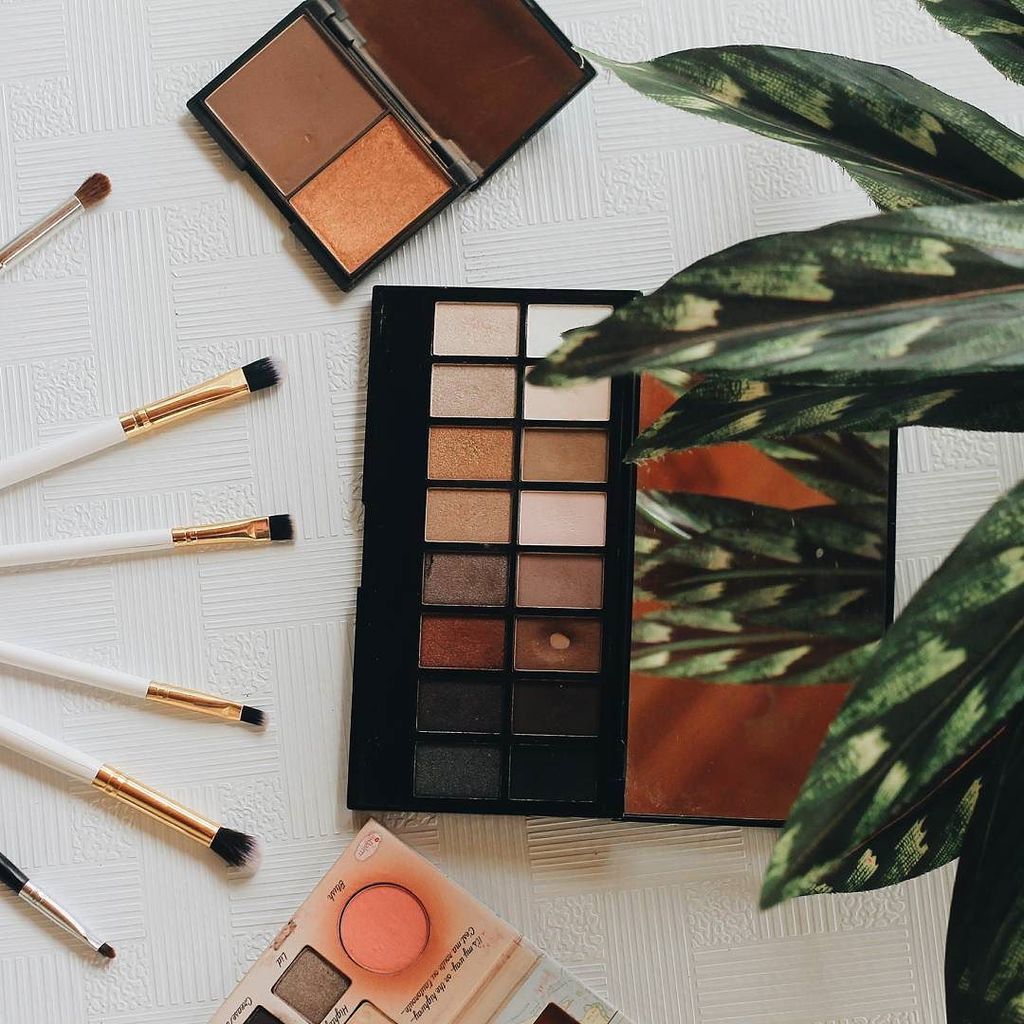 MaryamO_Abubakr's tweet photo. Iconic 1 palette the first ever eyeshadow I bought and @sleekmakeup face contour also my first contour palette I ever got and I still love them till this day.
What is you favourite makeup item?
.
.
.
.
.
.
.
.
.
#savvybusinessowner #beingboss #handsand… https://t.co/hCXp1Ce4fB https://t.co/9u9cOVNJvG