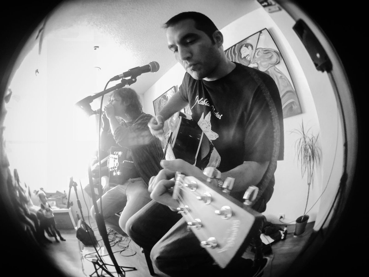 Algunas de las fotacas que nos han pasado del acústico mañanero en <a href="/LaLibredeBarrio/">La Libre de Barrio</a> el pasado sábado, 25 de noviembre. Un verdadero placer. Como siempre, las tenéis todas en nuestro fb: facebook.com/pg/palabrasnec…