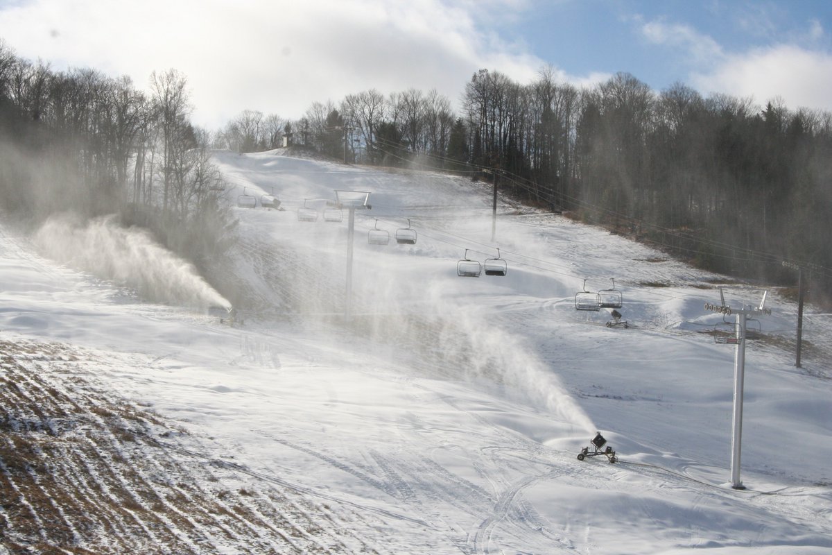 Round #5 of snow making is underway and the hills is really starting to shape up! Happy Monday winter enthusiasts!! #comewander #myhaliburtonhighlands #funforthewholefamily #sirsams #ski #snowboard #snowshoe #familymemoriesmadehere