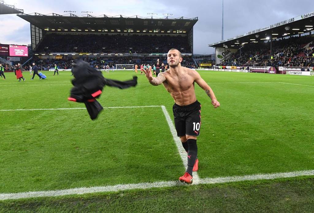 JackWilshere's tweet photo. Best way to win a game! Happy Monday Gooners....thanks for the support yesterday 🔴⚽️👊 https://t.co/QUykGYwFUS
