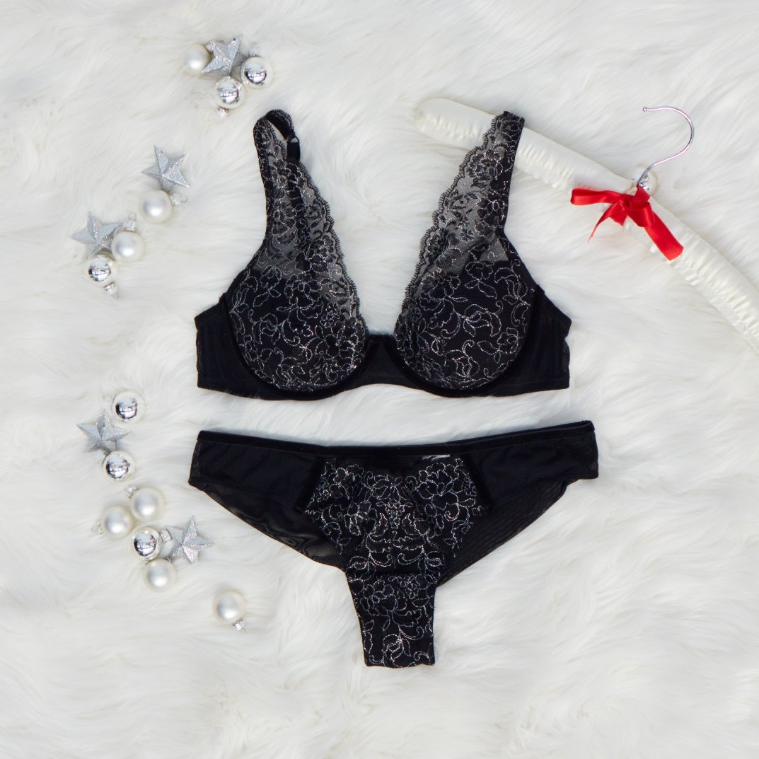 Yamamay's tweet photo. Choose the black lace for fabulous allure! 🌟 ❤ ✨ Discover the collection preview! ❤ ✨ https://t.co/MU92RktKAH
#Christmas #Collection #Yamamay #AI17 #Underwear #YamamayCollection #Modern #Contemporary #Sexy #Romantic #Elegant https://t.co/u7wozWt3Si