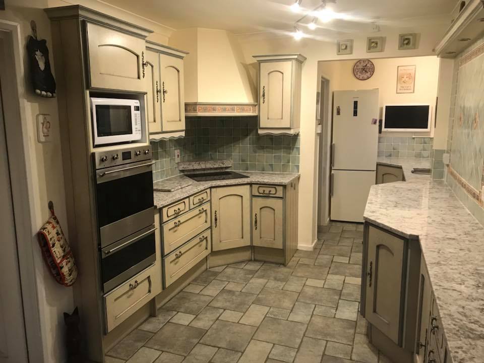 WORKTOP REPLACEMENT @compacquartz Brown AMA; The @1810co sink looks nice in front of the window. A small pencil profile gives a softer feel Includes a complimentary chopping board marble-granite-quartz.com #quartzworktops #worktopreplacement #kitcheninspiration