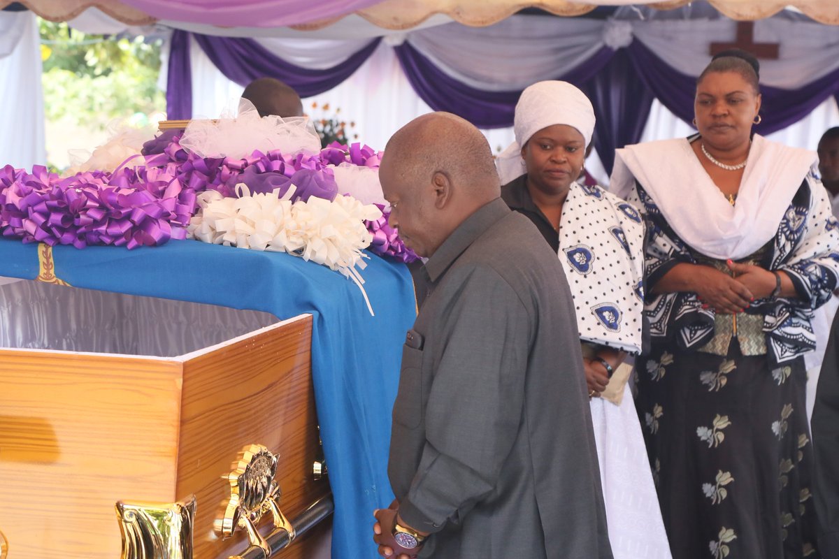 risemediatz's tweet photo. #picha: Spika Ndugai Aongoza Mawaziri, Wabunge Pamoja Na Viongozi Mbali Mbali Wa Serikali Katika Mazishi Ya Aliyekuwa Mbunge Wa Songea Mjini Mhe. Leonadis Gama. https://t.co/I8hZuJ1Q8d