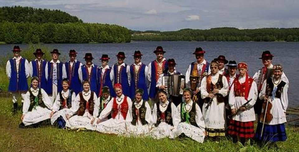 GSierakowice's tweet photo. Kaszubski Zespół Pieśni i Tańca SIERAKOWICE
#tradycja #kultura #kaszuby 
Repertuar zespołu jest bardzo zróżnicowany. Poza bogatą prezentacją folkloru kaszubskiego opisującego piękno kaszubskiej krainy, zespół prezentuje folklor łowicki i krakowski.
https://t.co/pfUUGifYEB https://t.co/Zitwu4SN3W