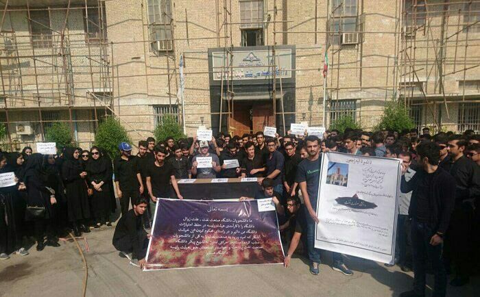 amirebtehaj's tweet photo. یک هفته از اعتصاب دانشجویان دانشگاه صنعت‌نفت میگذره. اونا خواستار تغییر مدیریت دانشگاه، تغییر سیاست‌های کلی دانشگاه و برآورده شدن وعده‌های استخدامی وزارت نفت هستند. مسئولین هم از طریق خانواده‌ها، دانشجویان رو تهدید کرده‌اند.
در حالی‌که دانشجویان تریبونی ندارند، ما صداشون باشیم. https://t.co/XajhWimMJG
