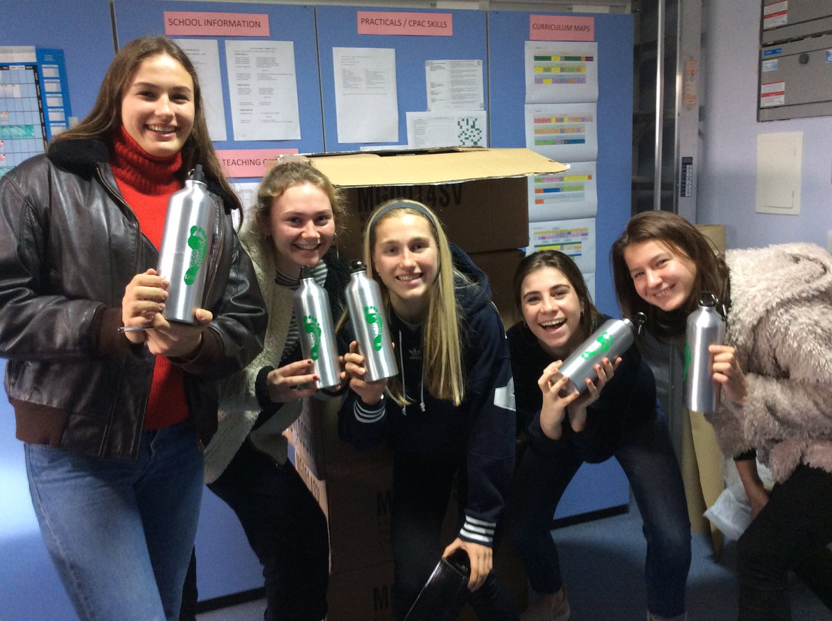 LEHEcoSquad's tweet photo. Hooray!! @LEHEcoSquad re-usable water bottles have arrived @LEHSchool #rolluprollup #dininghall #firstrecess https://t.co/3nBofMaDSY