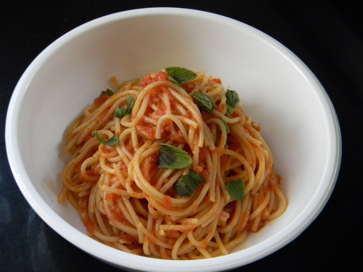Food_Fiestaa's tweet photo. ARRABBIATA PASTA/ SPAGHETTI
Full Video: https://t.co/WH7JZlNkqr 
Subscribe on YouTube: https://t.co/I4Mp85bHf8
#Foodie #Pastarecipes #Spaghetti #Arrabiata #Spicy #Yummy #Homemade #ItalianCuisine #Yummyfood #Easyrecipe #Fierysauce #Arrabbiatasauce #Tasty #Awesome #MondayMotivation https://t.co/19uOEElUs3