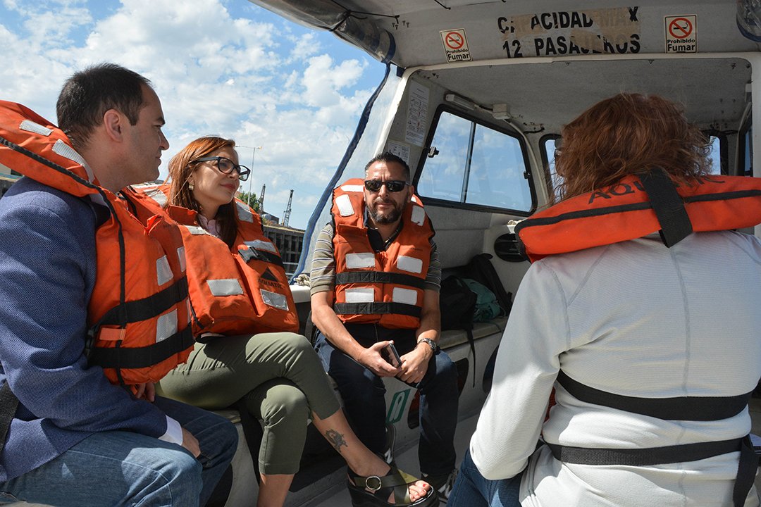 acumarriachuelo's tweet photo. #HOY Navegamos el #Riachuelo junto a Jana Telfer y Ana Pomales, especialistas en gestión y comunicación que van a dictar el Curso de Comunicación de Riesgo del 28 y 29/11, para ver los trabajos de saneamiento de la #CuencaMatanzaRiachuelo https://t.co/cqgLTxhdcu