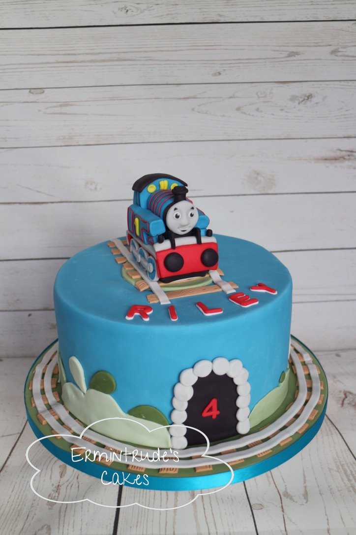 Ermintrudescake's tweet photo. Thomas cake! #thomasthetankengine #trains #thomas #thomasthetrain #cakes #caketopper https://t.co/Sj69c0Hg5J