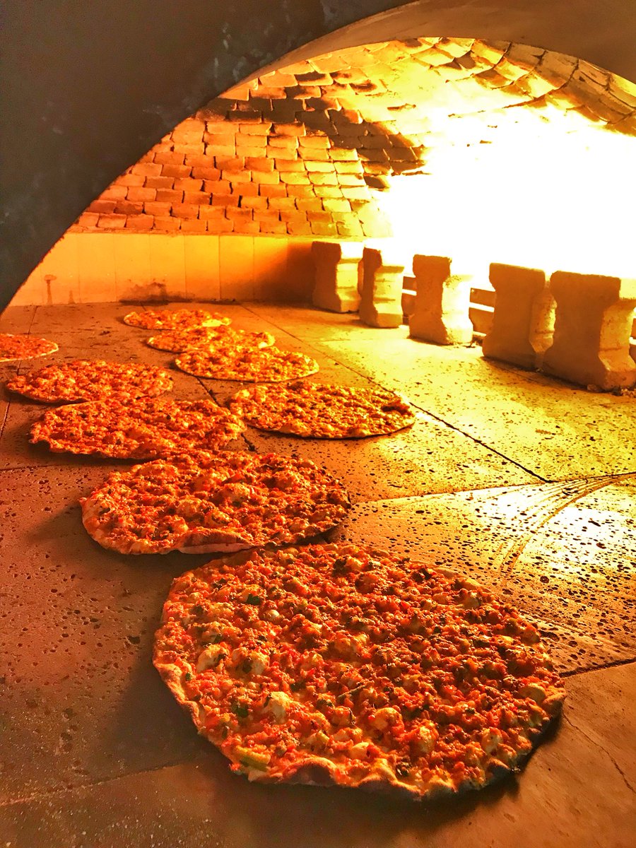 HepsiKebap's tweet photo. Bazen ihtiyacımız olan sadece bir lahmacundur 😌😉 https://t.co/HD00J4lBOi