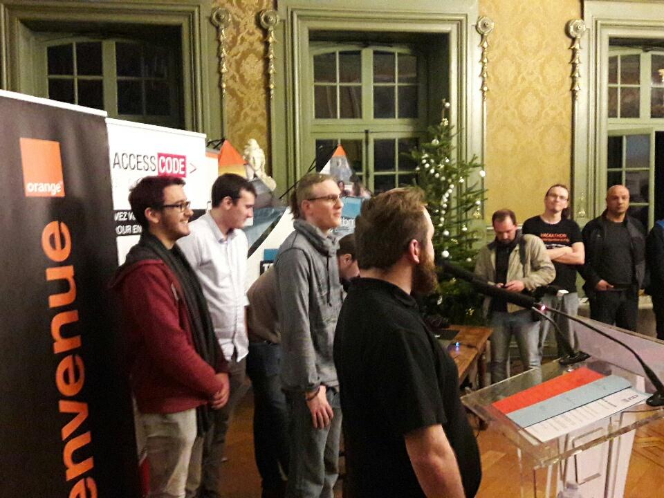 AccessCodeOFP's tweet photo. L'équipe avec un de nos anciens apprenants de l'#ACSBesac remporte le prix de l'innovation du #hackathonFIMU https://t.co/UYiLbqs5NX