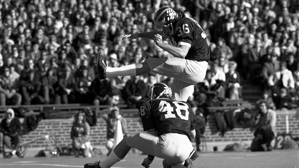 UMichAthletics's tweet photo. ICYMI: Mike Lantry, a Vietnam veteran who set placekicking records for @UMichFootball, was honored as the Veteran of the Game on Saturday. 

It’s a good time to revisit an https://t.co/uZCroyljr1 story about Lantry’s vivid recollections. 

» https://t.co/CR1vQRrw73

#GoBlue https://t.co/SXPA1Zn2oc
