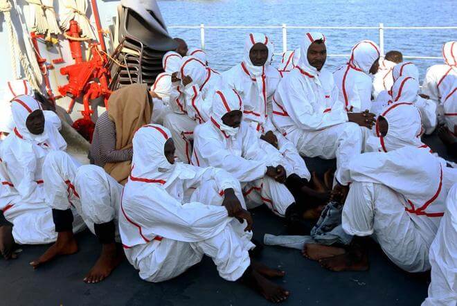 saberafricano's tweet photo. Más de 30 inmigrantes muertos y 200 supervivientes rescatados en un naufragio frente a las costas de Libia
https://t.co/ChQZmmRrMv https://t.co/tdJG9yJNWN