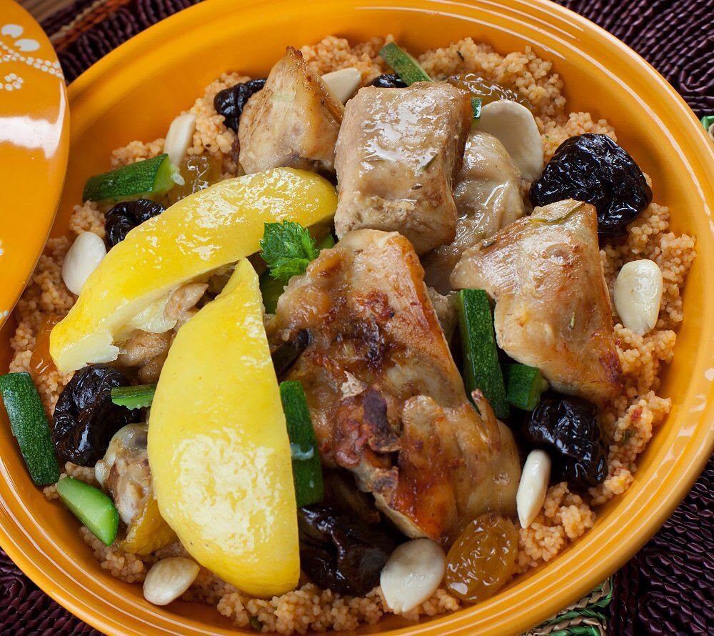 1 van de gerechten deze week; tajine met biologische kippendijen, pruimen, citroen, courgette, amandel en couscous!