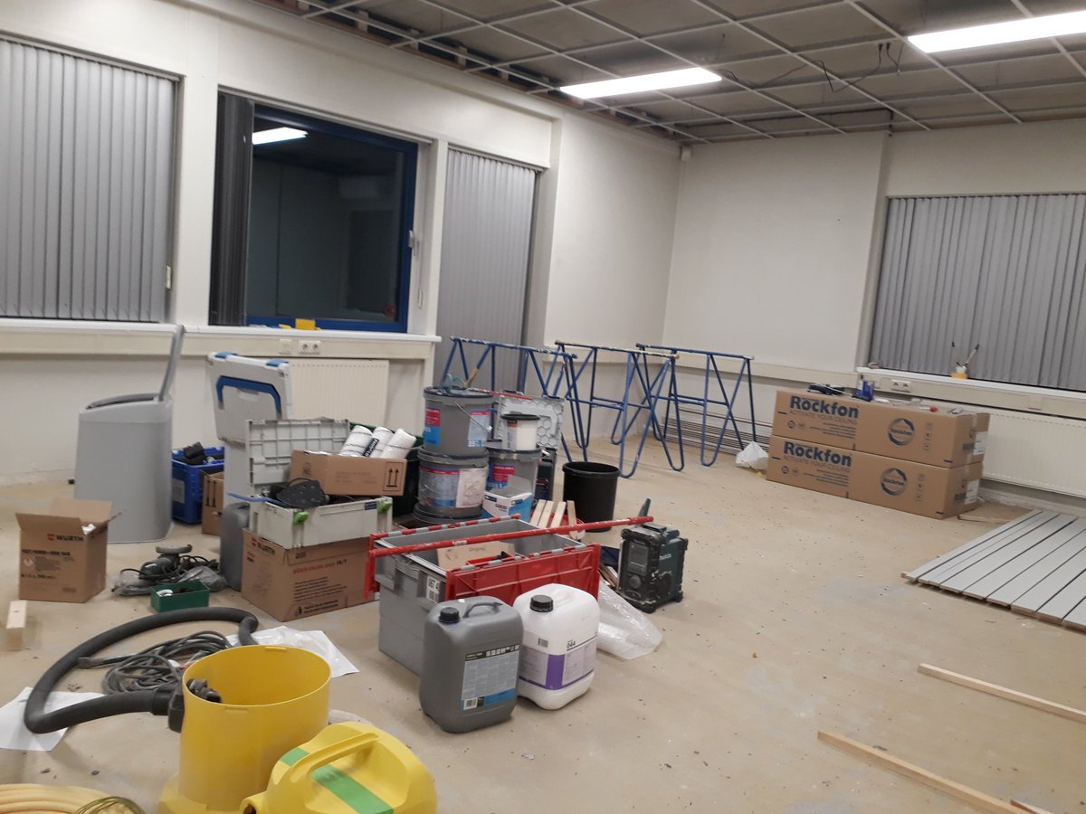 De verbouw gaat lekker door. De eerste muren staan en de nieuwe indeling is nu heel tastbaar. Benieuwd? Kijk dan op m.facebook.com/story.php?stor…