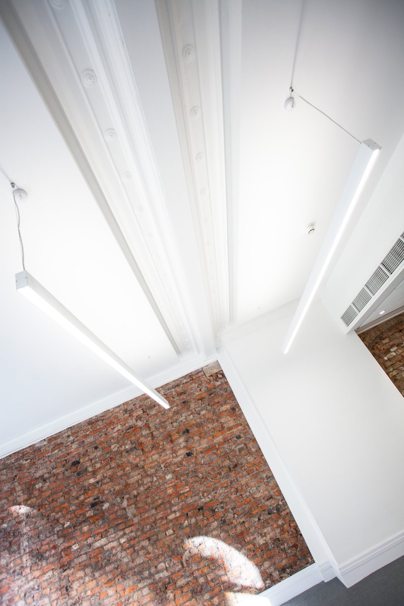 OBIProperty's tweet photo. Newly refurbished 1st floor suite available to let - 3,936 sq ft. Rent at £16.50 psf. Get in touch for more details! #Exposedbrickwork #pendantlighting #airconditioned #Deansgate #MCR #Lancasterbuildings #Characterspace https://t.co/yCJSyXxiW0