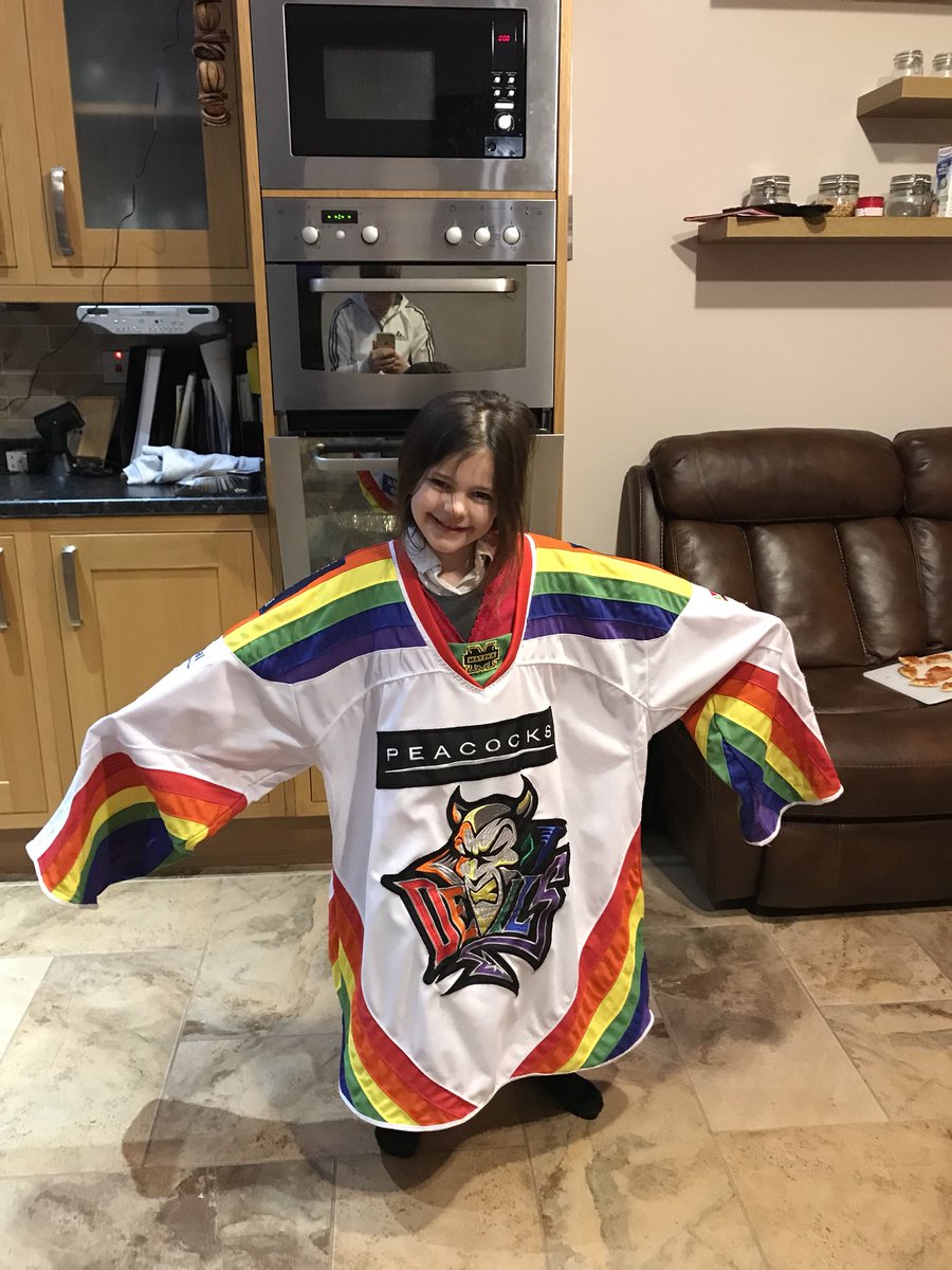 xJL10's tweet photo. My niece Ruby approves of the @cardiffdevils @JustinFaryna jersey! #MiniDevil #Pride #YouCanPlay https://t.co/NJzxY2btys