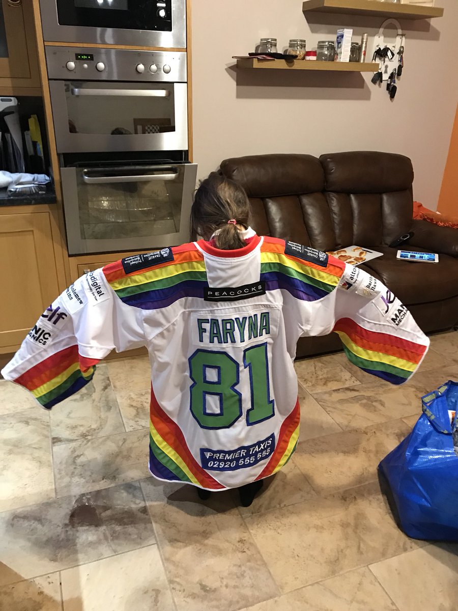 xJL10's tweet photo. My niece Ruby approves of the @cardiffdevils @JustinFaryna jersey! #MiniDevil #Pride #YouCanPlay https://t.co/NJzxY2btys