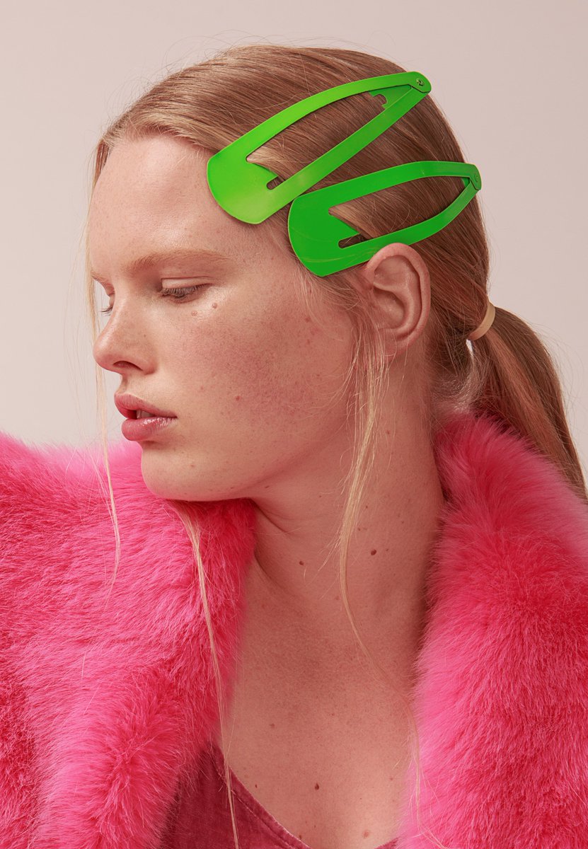 🌹Rose Gold🌹: bullettmedia.com/editorial/rose… (📷: Amelia J. Dowd, 👛: Thomas Townsend, 💄: Veronika Moreira, 👩🏼: Hannah)💫 #BULLETTFashion