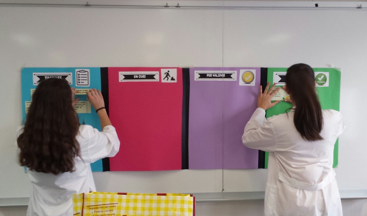 noemi_mrls's tweet photo. Treballant amb el #Kanban  l'organització del mural sobre els perills dels aperitius salats a l'@INSJoanSola @xarxaCb    @ClasesAgiles https://t.co/VrMScLds6d