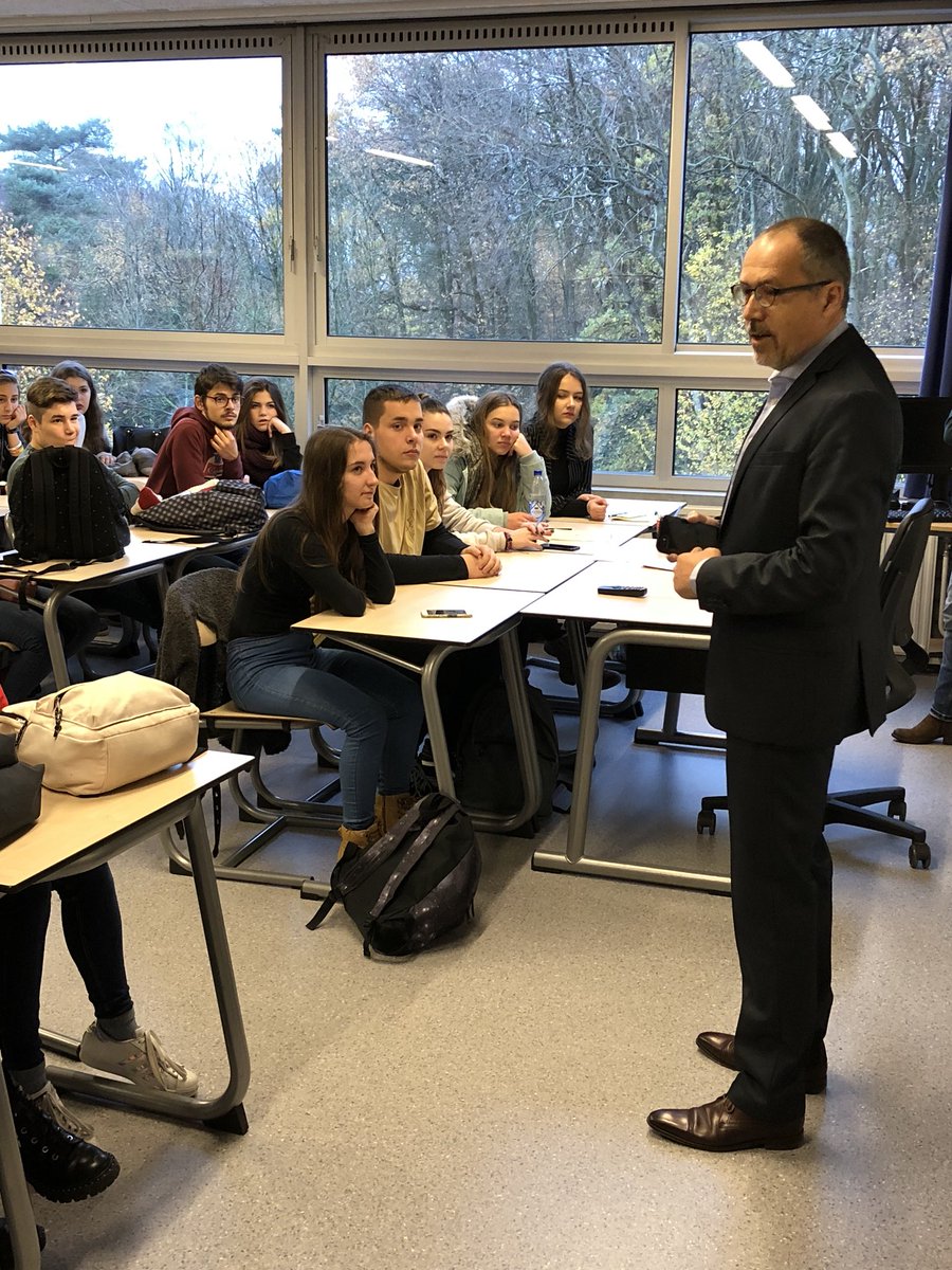 Kick-off of our #ErasmusPlus project.
@kester_l, principal @UrsulaHorn, welcomes our guests. #EYEstartup