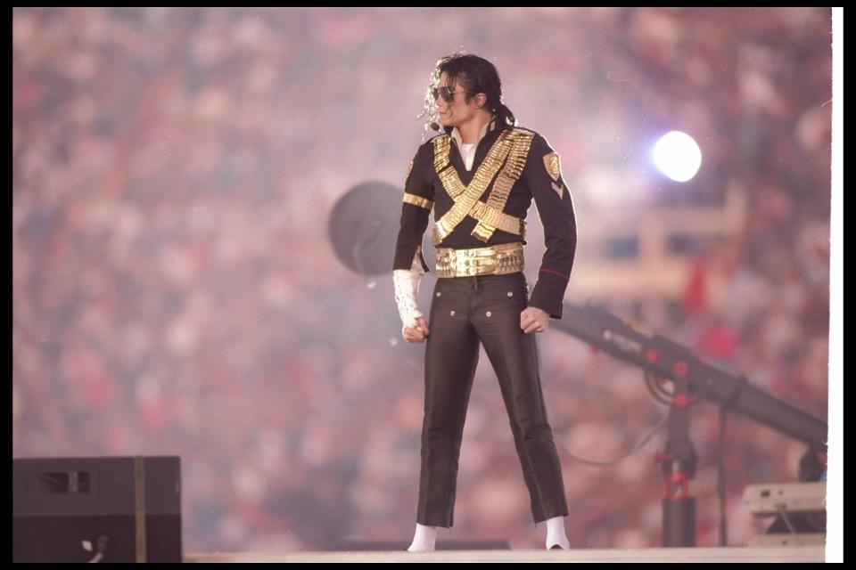 Forbes's tweet photo. Highest-earning dead celebrities:
1. Michael Jackson $75M
2. Arnold Palmer $40M
3. Charles Schulz $38M
https://t.co/0dc6o5jfSm https://t.co/Wscq9lpO2Q