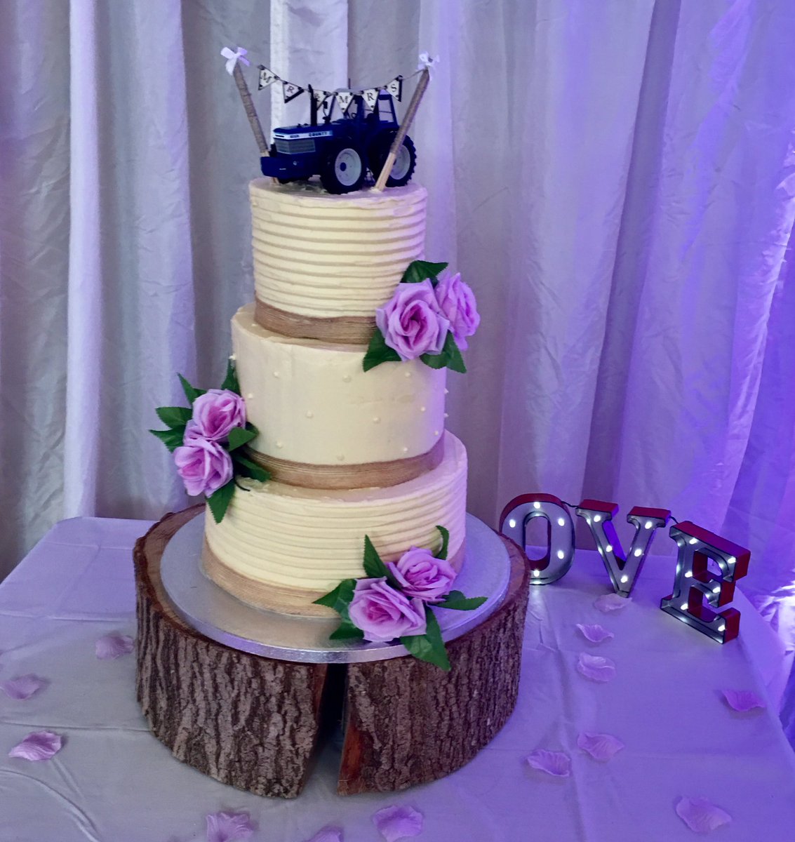 maddysbars's tweet photo. We had a lovely day and evening Saturday celebrating the marriage of Mr and Mrs James👰🏻🤵🏻#Herefordhour #countytractor #farming #weddingcake https://t.co/QFEKHo8ePP
