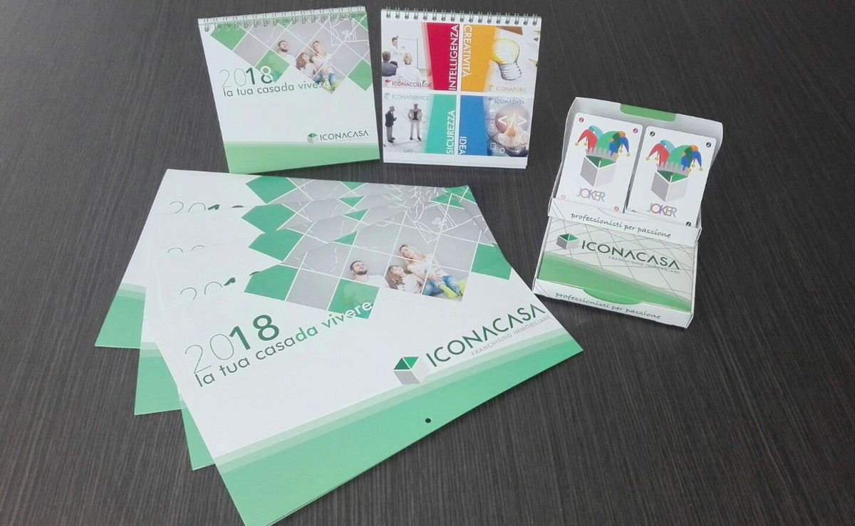 Iconacasa's tweet photo. Sono arrivati i gadget di #Natale firmati #Iconacasa! 
I calendari 2018 da parete e scrivania e le bellissime carte con cui divertirvi in famiglia 🃏♥️♣️Un altro ottimo motivo per venire a trovarci in tutte le nostre Agenzie ;) https://t.co/8dT8BN9ekU