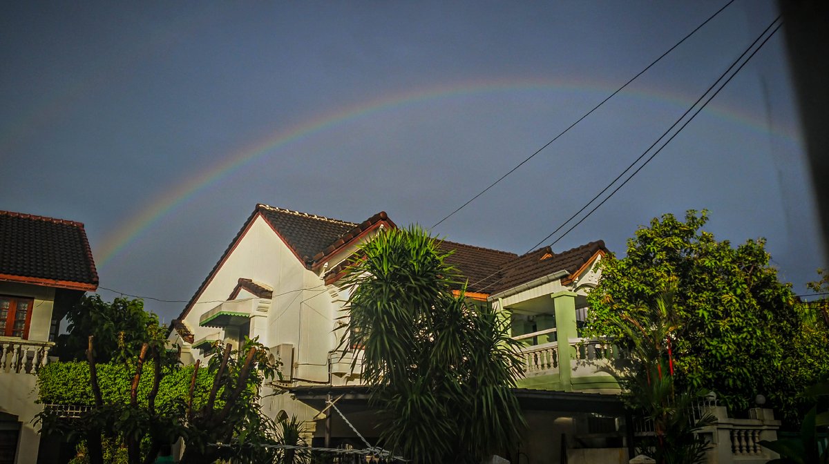 InThaime's tweet photo. #Rainbow pictures are always pictures worth taking.  It's hard to hate a rainbow... unless it's like... a carnivorous rainbow that eats bunnies. #photography #Bangkok #Thailand #postcard #straythought https://t.co/jYvfUKhI3C