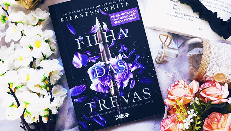 monaer_'s tweet photo. Tem leiturinha nova no blog! πβTerminei de fazer a leitura de #FilhadasTrevas e, apesar do enredo ser interessante, a escrita da Kiersten White me surpreendeu de uma forma nΓ£o muito positiva;βπhttps://t.co/QiXDv4Onaw https://t.co/4mdXwdZ0jV