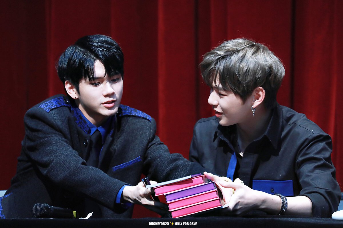 ONGKey0825's tweet photo. 171119 노량진  팬싸인회 
#옹성우 #강다니엘 
☺️😊🤗 https://t.co/1skCpBPwjY