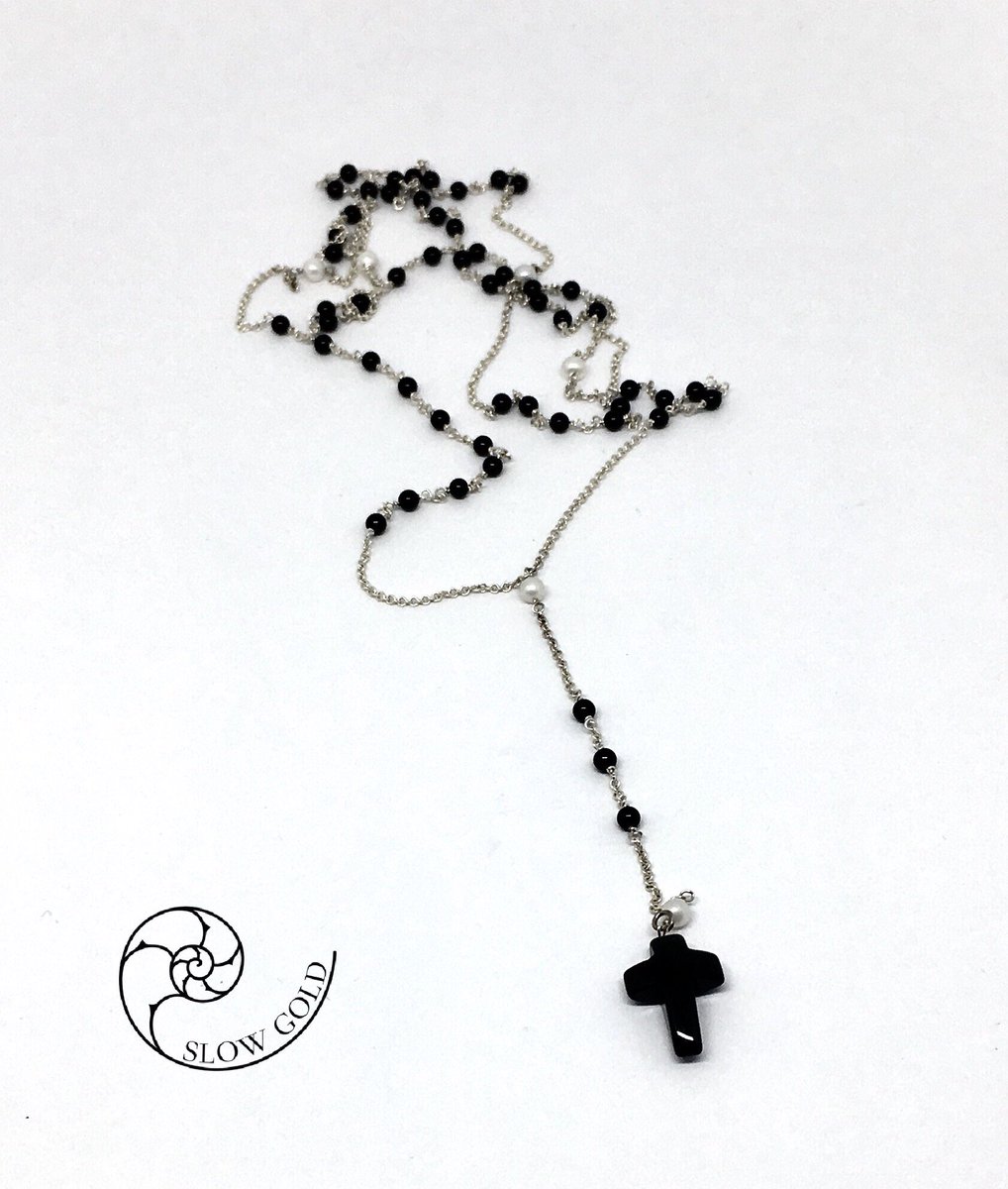 Slow_Gold's tweet photo. Rosario ammagliato a mano in argento 925‰ con Onice nero, Perle di acqua dolce e piccola Croce in Onice #gioielli #onice #natale #christmas https://t.co/FlOULAm42w https://t.co/NIpAQNddb1