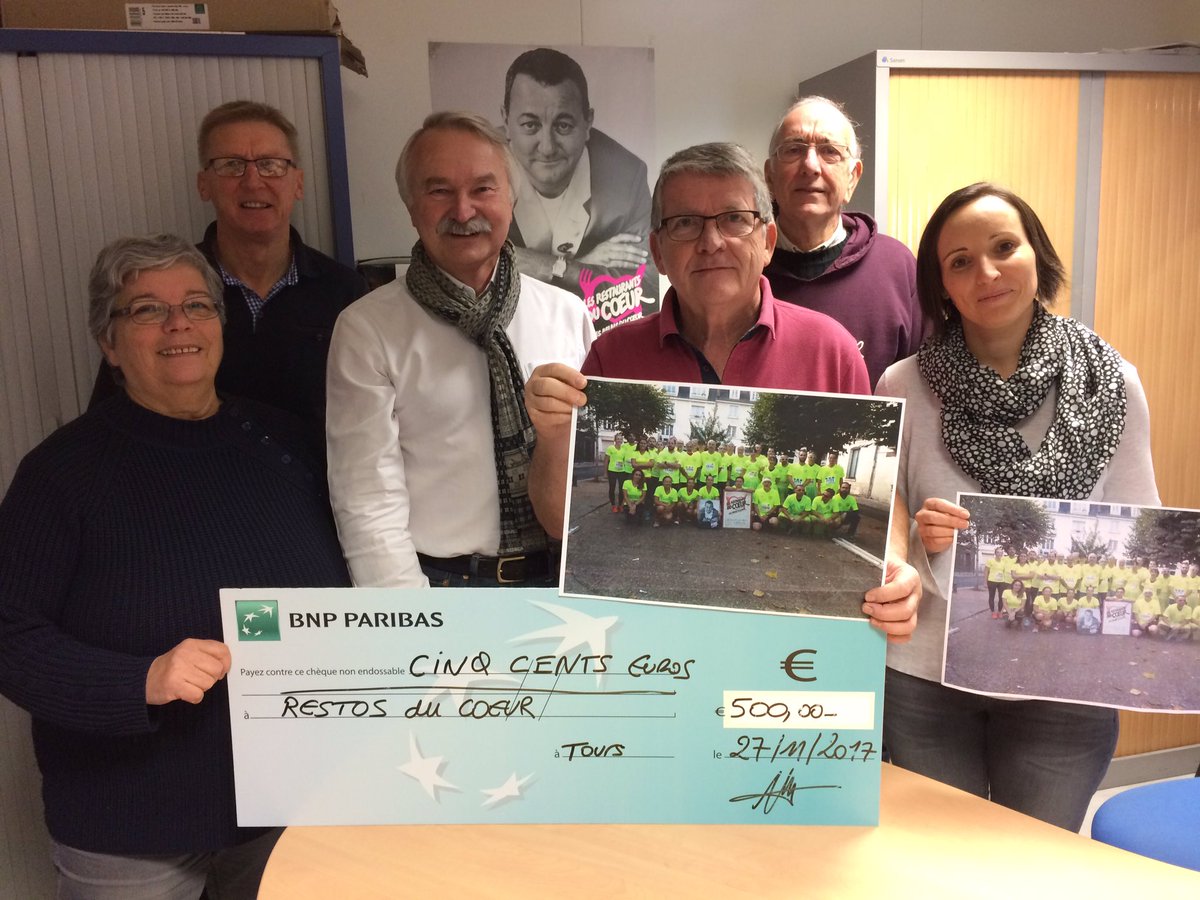AlainCorreges's tweet photo. Une équipe de sportifs du groupe de tours et de l ASC qui ont permis de faire un don aux restos du ❤️ Merci à eux et aux bénévoles pour leur solidarité #RSE #Mabanque#Restosducoeur https://t.co/4Zo6oTY61r