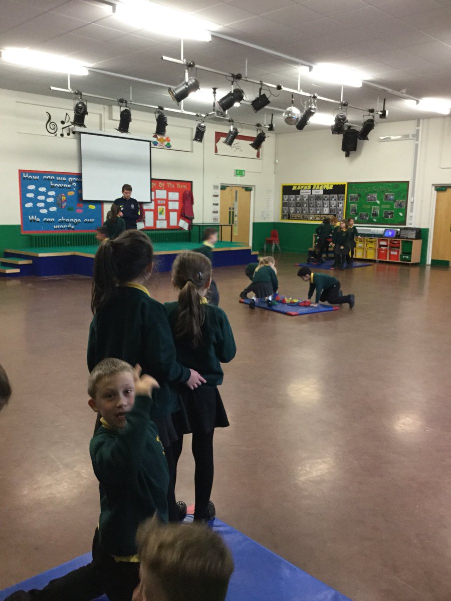 firsprimarysale's tweet photo. #Year2LT Multiskills lunchtime session with @SkillzFC_M33 #activefirs https://t.co/6ybXqbjGfw