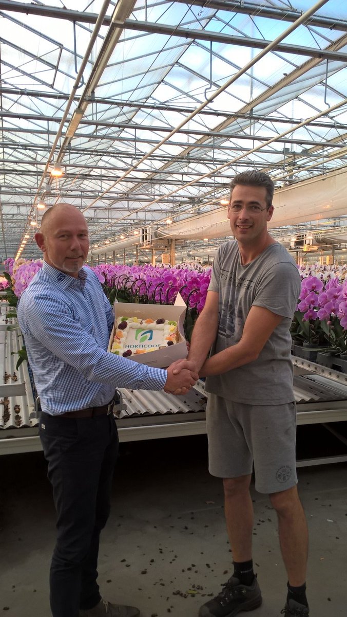 Vanaf deze week verwelkomen we Phalaenopsiskwekerij Orchios als nieuwe klant van Slingerland Potgrond. En daar zijn we trots op! Om dit te vieren bracht Slingerland Potgrond-collega Wim Veninga een lekkere taart. #samengroeien