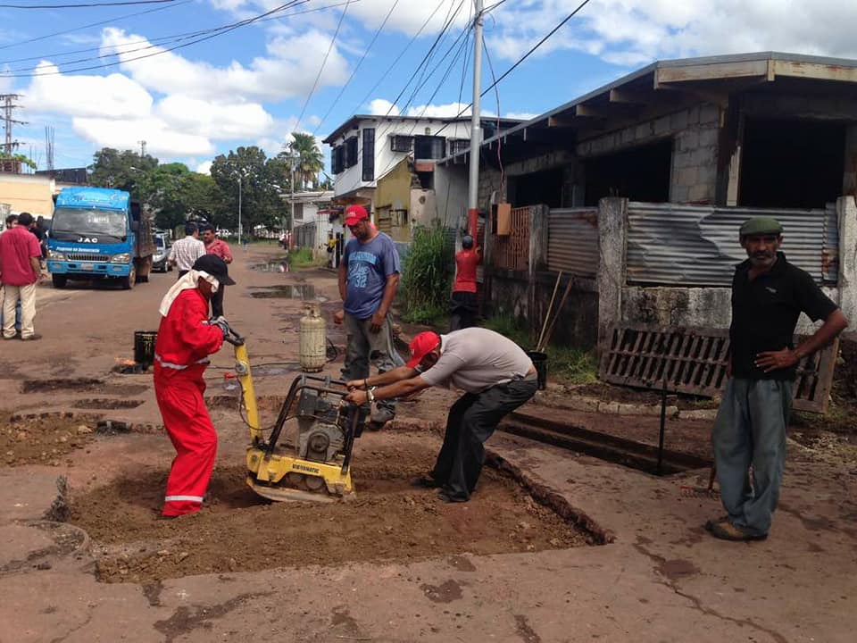 jemora70's tweet photo. #PlanDeAsfaltado avanza en el estado #Amazonas d la mano del Gobernador Miguel Rodríguez @mlambiente @GobAmazonas @jemora70 https://t.co/v145L8OAxB