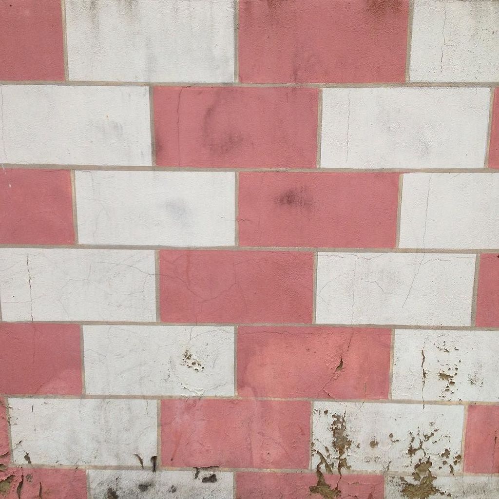 2_i_q's tweet photo. brick wall in London, plastered smooth, repainted to look like bricks

#mondaymood #handmade #bricks #pattern #wall #2iq https://t.co/u9h0bcCVmu https://t.co/ZtHcLqEnfL