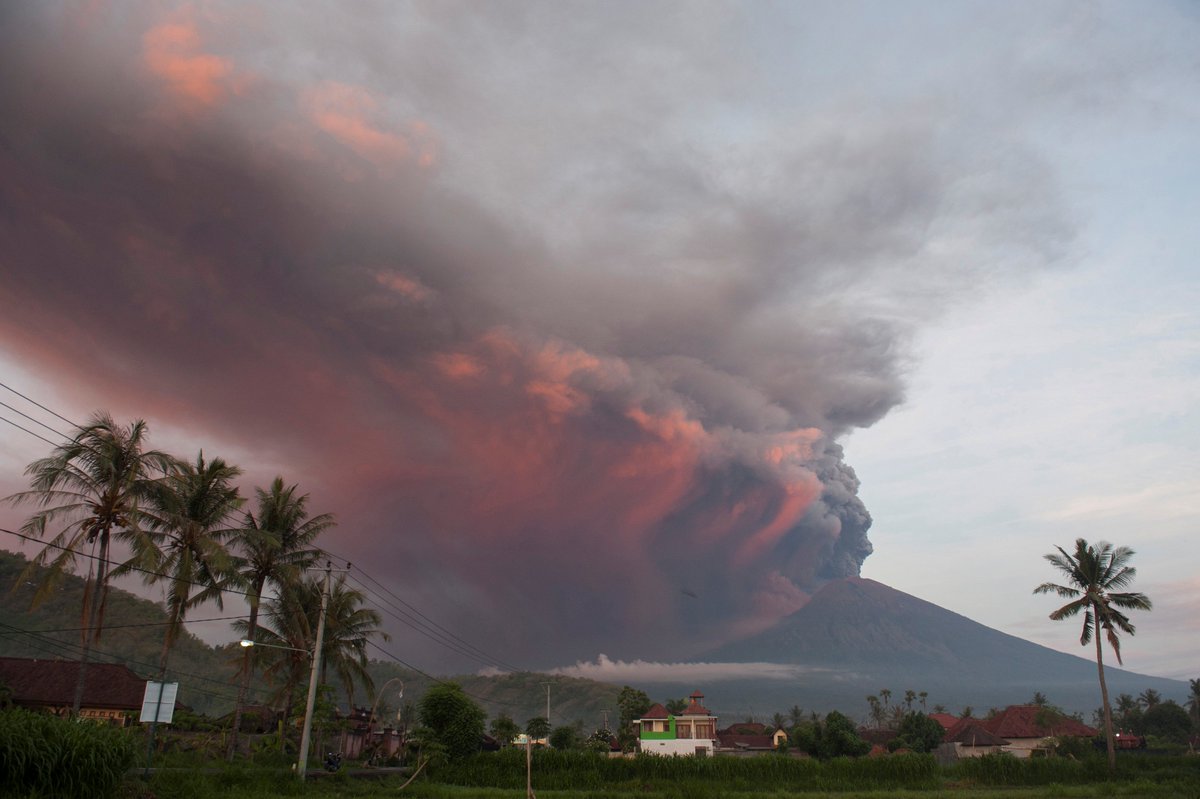 ajplus's tweet photo. A volcano in Bali is on the verge of a major eruption, experts warn, as it blasts ash five miles high into the air. 
• Mass evacuations ordered
• Main airport closed 
• Nearly 450 flights cancelled https://t.co/poy5oqlWRa