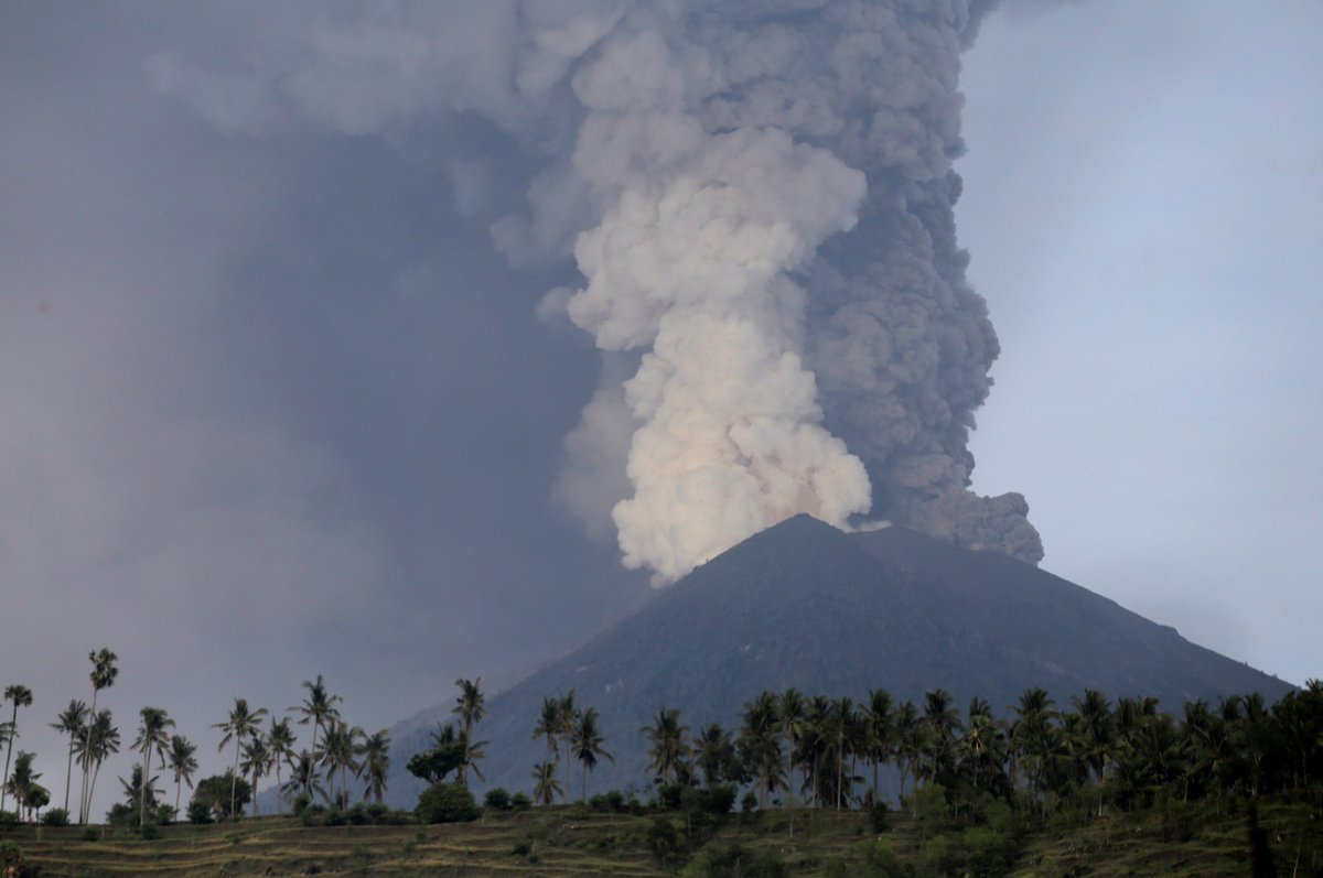 ajplus's tweet photo. A volcano in Bali is on the verge of a major eruption, experts warn, as it blasts ash five miles high into the air. 
• Mass evacuations ordered
• Main airport closed 
• Nearly 450 flights cancelled https://t.co/poy5oqlWRa